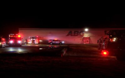 Autoridades investigan incendio en campamento de personas sin hogar cerca de edificio comercial.