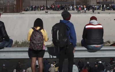 Desplome en cruces fronterizos, alivio político para Biden