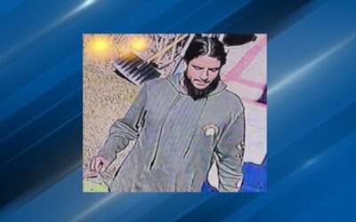 Policía Cranston busca sospechoso de robar dinero y joyas de una vivienda.