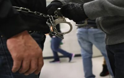 Prisión privada de ICE usó químico tóxico para intentar contener COVID entre inmigrantes, dice demanda