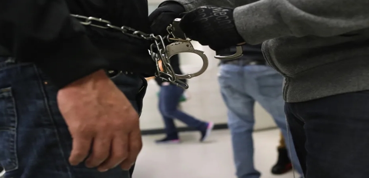 Prisión privada de ICE usó químico tóxico para intentar contener COVID entre inmigrantes, dice demanda