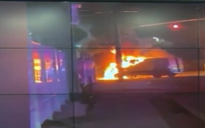 Camioneta DHL se incendia luego de estrellarse con trailer.