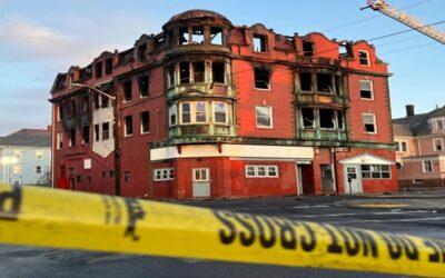 Encuentran segunda víctima fatal entre escombros de edificio incendiado.