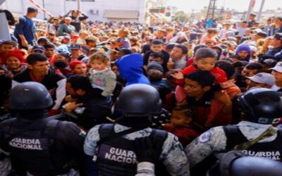 Cientos de migrantes tratan de entrar a la fuerza a Estados Unidos en la frontera con México