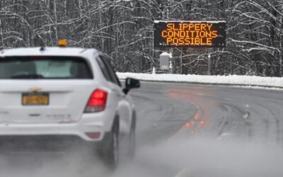 Tormenta invernal en noreste de EEUU cierra escuelas y corta suministro eléctrico, cientos de vuelos cancelados.