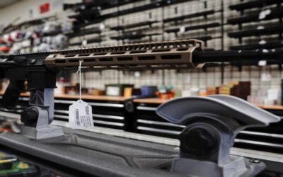 Biden endurece control de antecedentes y alertas para los compradores de armas