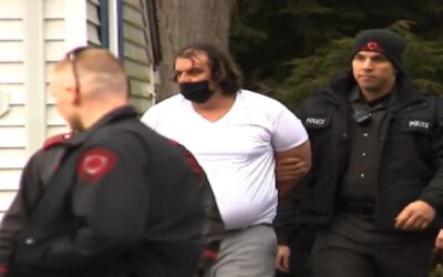 Sospechoso buscado por la policía agrede a un agente e intenta eludir captura.