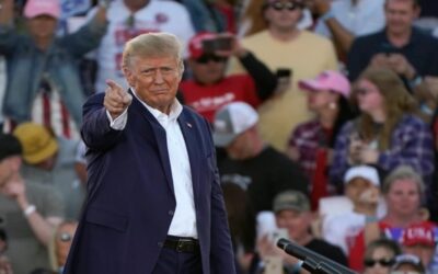 Trump invoca el asalto violento del 6 de enero al Congreso en un multitudinario mitin en Wako bajo la sombra de la justicia