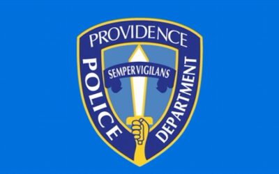 Policía Providence investiga tiroteo entre vehículos.