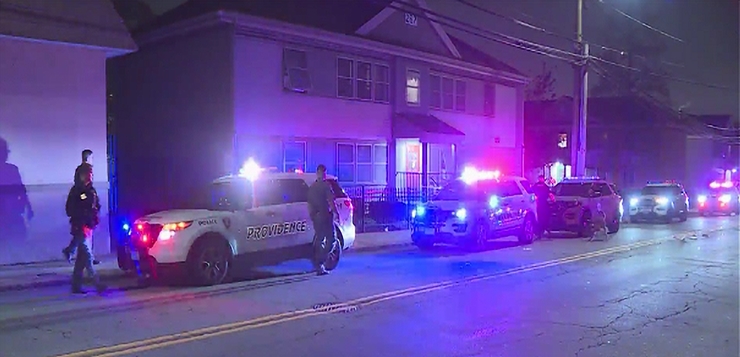 Policía Providence busca sospechoso de dispararle a una mujer en edificio de la Avenida Hartford.