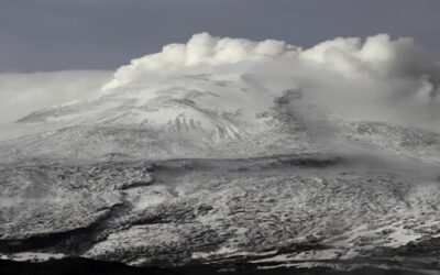 Colombia inicia evacuación por riesgo de erupción de volcán
