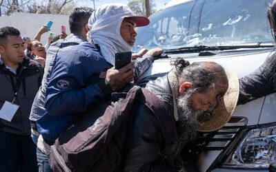 Migrantes recibieron a López Obrador en Ciudad Juárez con gritos, reclamos y caos