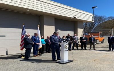 Gobernador McKee presenta propuesta Programa del Fondo para Carreteras Municipales