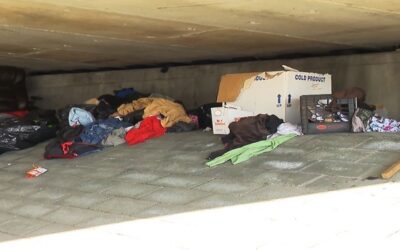 Desalojan campamento de personas sin hogar bajo dos pasos elevados en la I-95