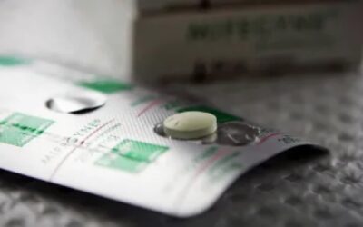 Un juez federal suspende la aprobación de la FDA de la pastilla abortiva mifepristona, un segundo juez lo contradice
