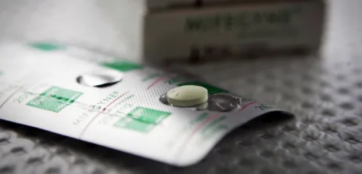Un juez federal suspende la aprobación de la FDA de la pastilla abortiva mifepristona, un segundo juez lo contradice