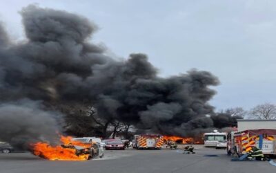 Incendio en Attleboro destruye decenas de vehículos.