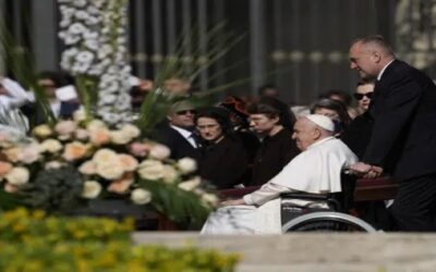 El Papa celebran la Pascua en Vaticano entre fieles y flores