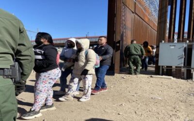 Los arrestos de migrantes en la frontera de EE.UU. caen el 96 % este año