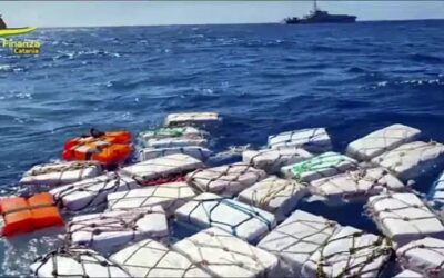 Policía italiana recupera 2 toneladas de cocaína en el mar