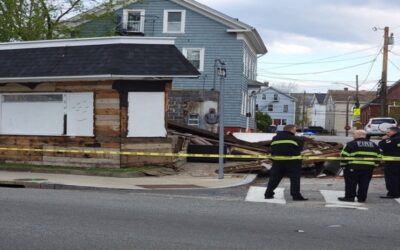 Derrumbe de fachada provoca cierre de calles en Providence