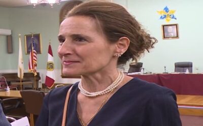 Alcaldesa de Woonsocket hospitalizada luego de que se desmayara en un evento.