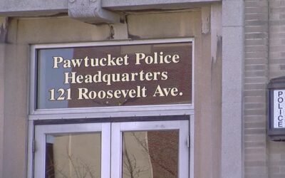 Policía Pawtucket busca asaltante de banco.