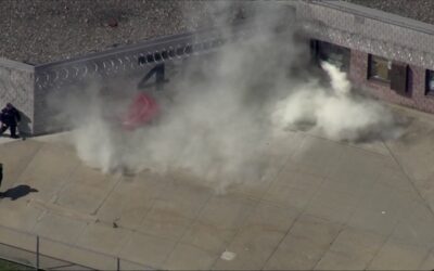 Reclusos se amotinan en cárcel de Dartmouth.