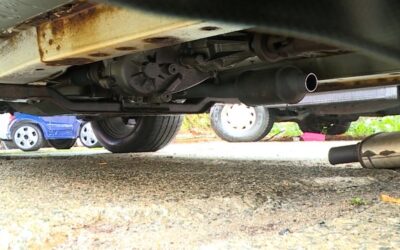 Hombre es atacado por sujetos que intentaban robar el convertidor catalítico de su vehículo.