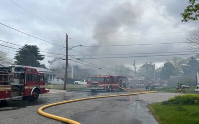 Dos personas logran escapar incendio en una casa en North Providence.