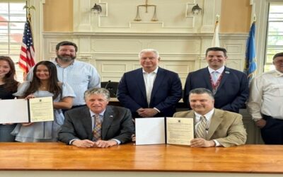 East Greenwich firma el convenio municipal Learn365RI y se compromete a aumentar las oportunidades de aprendizaje fuera de la escuela