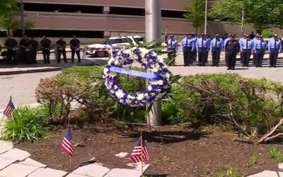 Policía de Providence rinde tributo a los oficiales caídos, así como a los oficiales activos y retirados que fallecieron el año pasado.