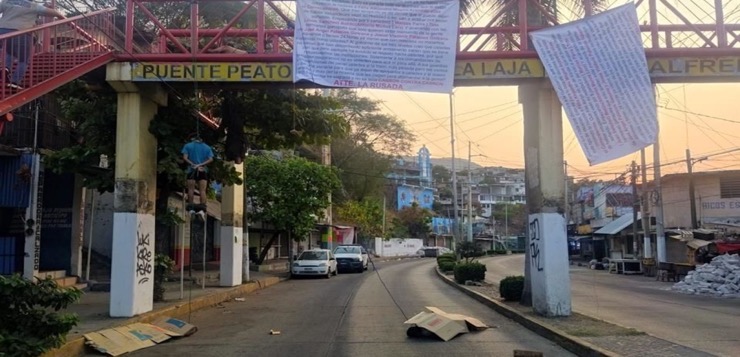 Cuatro cadáveres semidesnudos y con signos de tortura aparecen en un puente de la turística Acapulco