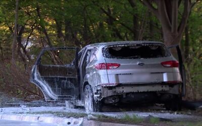 Conductor enfrenta cargos luego de chocar su vehículo se incendia.
