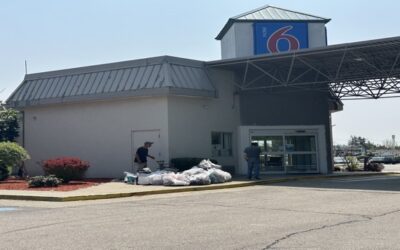 55 desamparados serán trasladados al Motel 6 en Warwick.