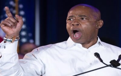 Continúa la llegada de inmigrantes a Nueva York en medio de disputas