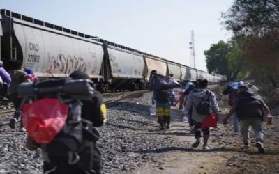 Migrantes continúan con viaje hacia frontera sur de EEUU pese a fin de restricciones