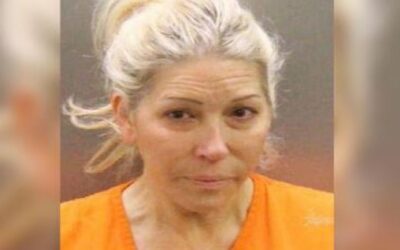 Mamá que organizaba fiestas sexuales para su hijo adolescente recibe oferta de sentencia