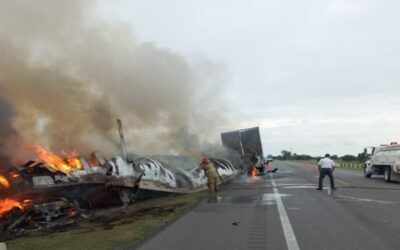 Mueren 26 personas en choque entre una camioneta y un tráiler en México