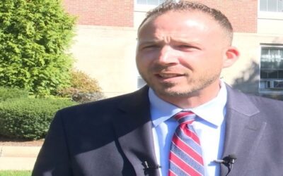 Concejal Reilly presenta su renuncia luego de ser arrestado por posesión de drogas.