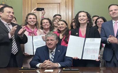 McKee promulga ley que extiende cobertura para aborto a empleados estatales y aquellos con Medicaid.