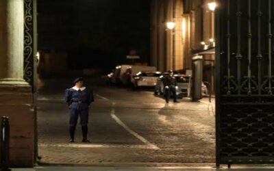 Vehículo pasa a toda prisa por puerta del Vaticano; gendarmes le disparan y el conductor es detenido
