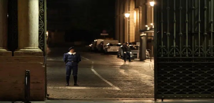 Vehículo pasa a toda prisa por puerta del Vaticano; gendarmes le disparan y el conductor es detenido