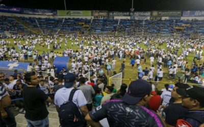 Estampida deja 12 muertos en partido de fútbol en El Salvador