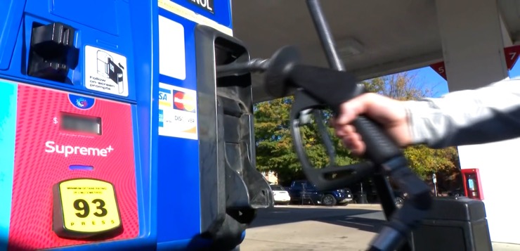 Precio gasolina en Rhode Island baja 2 centavos.