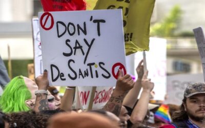 Un centenar de manifestantes en Miami llaman fascista y racista a DeSantis
