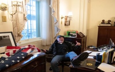 Cuatro años y medio de prisión para el asaltante del Capitolio que puso los pies sobre el escritorio de Nancy Pelosi