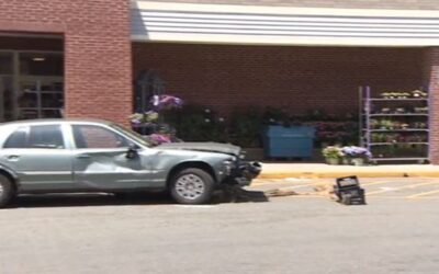 Accidente automovilístico deja 2 heridos.