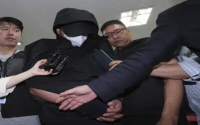 Arrestan al hombre que abrió la puerta de un avión en Corea; enfrenta hasta 10 años de prisión