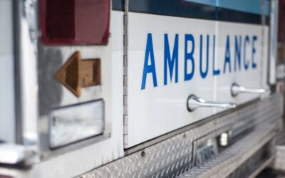 Ambulancia queda fuera de servicio luego de chocar con una motocicleta.